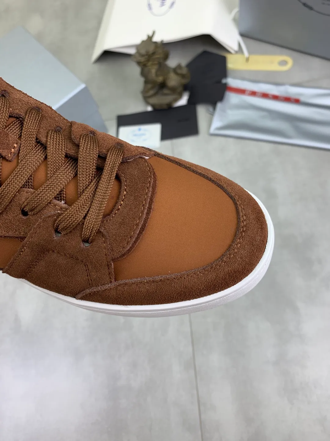 Men's shoes 💰P560💰[New model] The top version is available on the official website, 🆘 The trendy brand (Prada) mainly promotes the popular model, avant-garde and versatile fashionable men's shoes, private version mold opening, cowhide surface splicing 1:1.. Stylish and simple, original imported cowhide lining cowhide feet; the atmosphere and personality are more fashionable, eye-catching and pursuing class. It will subvert the old idea and be a must-have for fashionistas with you! Must keep it for yourself! Tall and comfortable, large and low, high-end quality workmanship. Official website’s new high-end outsole. Size: 38-45. Multiple colors available.